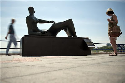 http://www.canalpatrimonio.com/la-obra-de-henry-moore-se-asoma-al-mar-en-santander/