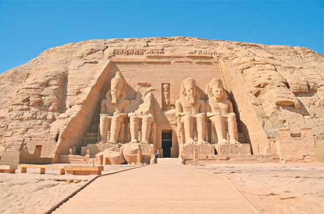 Thành phố Luxor được xây dựng trên và xung quanh địa điểm cổ xưa của Thebes - thành phố giàu có nhất ở Ai Cập cổ đại. Thành phố Luxor có ngôi đền ngoạn mục, cũng như một loạt các bảo tàng tuyệt vời. Gần Luxor là địa điểm cổ xưa của Karnak - nơi thờ cúng quan trọng nhất đối với người Ai Cập cổ đại. Ở đây bạn sẽ tìm thấy một khu phức hợp ngoạn mục gồm các khu bảo tồn, kiốt, giá treo và đài tưởng niệm cho các vị thần Theban. Bên kia sông Nile là khu chôn cất hoàng gia được gọi là Thung lũng của các vị vua và Thung lũng của các nữ hoàng. Ở đây, bạn sẽ tìm thấy ngôi mộ của Tutankhamun.