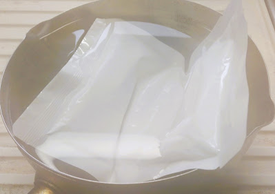 水沸騰後，請務必先關掉暖氣，然後再將殺菌包浸入熱水中。