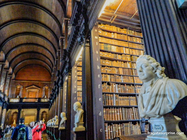 Long Room da Old Library, biblioteca histórica do Trinity College de Dublin, Irlanda