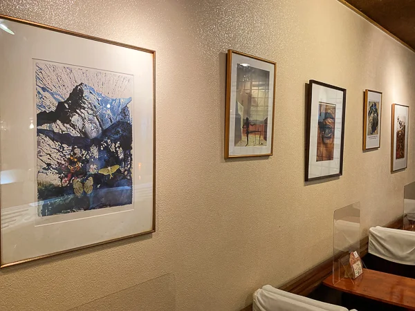 品川『cafe DALI』壁には絵画が並ぶ