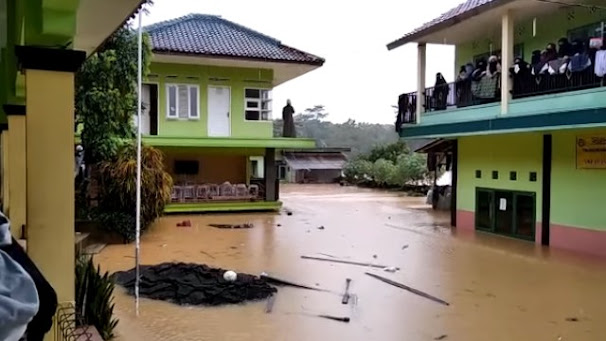 Banjir dan Longsor Tasikmalaya Terjang 12 Kecamatan, Jalan dan Rumah Tertimbun