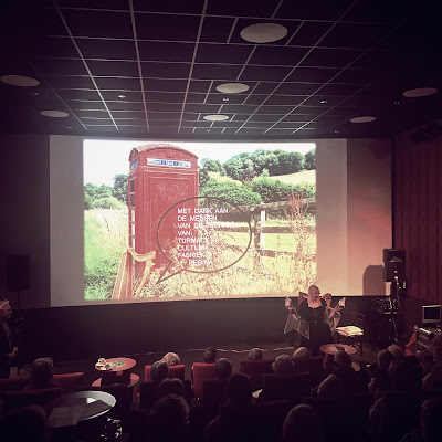 Einde van een harpconcert van Regina Ederveen bij beelden van Engeland en Ierland op groot doek, Filmhuis Zevenaar