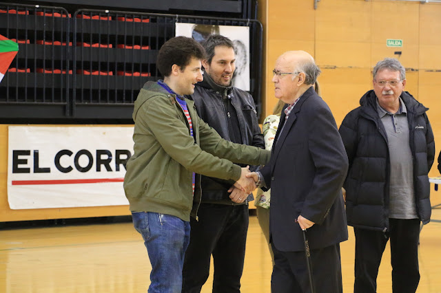 homenaje del Club Balonmano Barakaldo a 'Chandro'