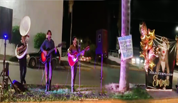 Con una Banda de Música tocando festejan en calles de Culiacán a Emma Coronel