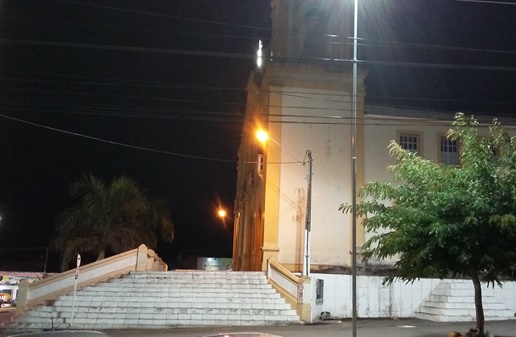 O REZADOR QUE MIJA NA CALÇADA DA IGREJA