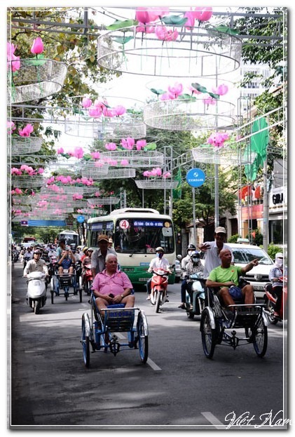 Đường phố Sài Gòn sáng rực đón năm mới