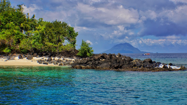 Pulau Babua yaitu pulau kecil yang tidak berpenghuni Pulau Babua - Keindahan Wisata Halmahera Barat