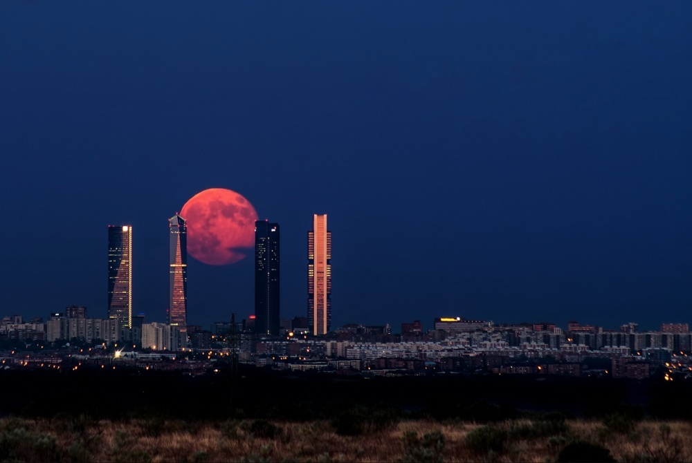 The 100 best photographs ever taken without photoshop - Moon rising above Madrid, Spain