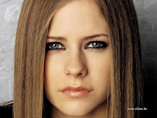 Famous Canadian Singer Avril Lavigne Unseen Hot Pics