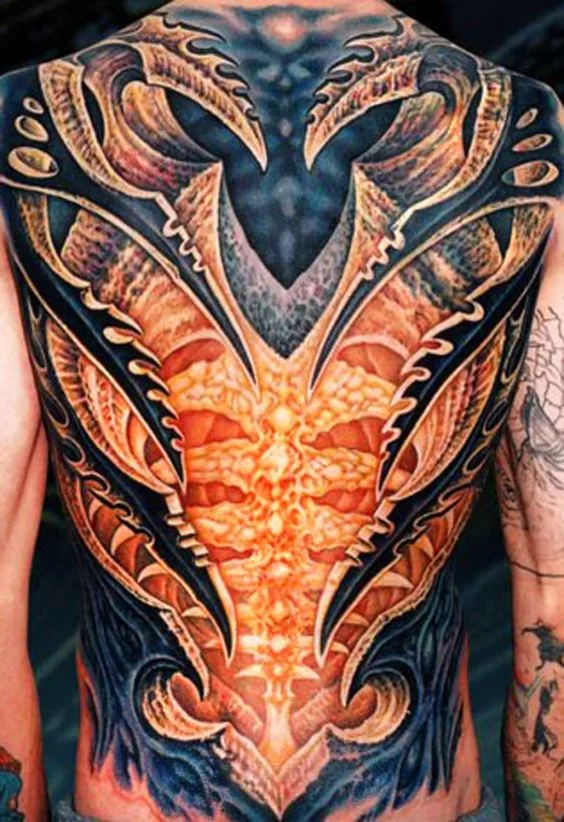 espectacular tatuaje en 3d, el tatuaje cubre la espada del modelo