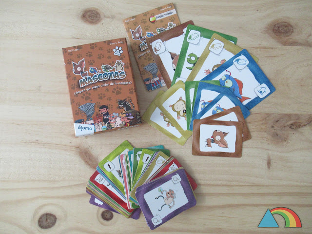 Contenido del juego Mascotas de Átomo Games: Instrucciones, cartas de mascotas, cartas de cuidados, cartas de acción y cartas de estados