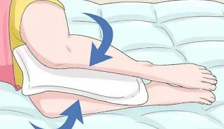 Лечебна позиция за сън с възглавница между краката за по-добър сън