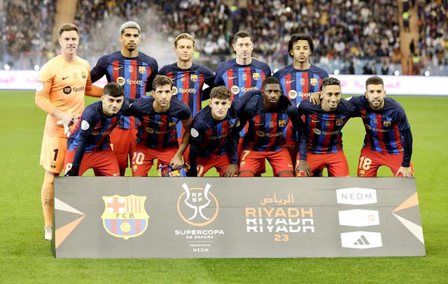 F. C. BARCELONA. Temporada 2022-23. Marc-André Ter Stegen, Ronald Araujo, Frenkie De Jong, Robert Lewandowski, Jules Koundé. Pedri, Sergi Roberto, Gavi, Ousmane Dembélé, Raphinha, Jordi Alba. REAL BETIS BALOMPIÉ 2 F. C. BARCELONA 2 En los penaltis: REAL BETIS BALOMPIÉ 2 FC BARCELONA 4 Jueves 12/01/2023, 20:00 horas. Supercopa de España, semifinal. Riad, Arabia Saudí, King Fahd International Stadium: 38.624 espectadores. GOLES: ⚽0-1: 40’, Robert Lewandowski. ⚽1-1: 77’, Nabil Fekir. ⚽1-2: 92’, Ansu Fati. ⚽2-2: 101’, Loren Morón. PENALTIS: ⚽1-0: Willian José, gol. ⚽1-1: Robert Lewandowski, gol. ⚽2-1: Loren Morón, gol. ⚽2-2: Franck Kessié, gol. ❌2-2: Juanmi, para Ter Stegen. ⚽2-3: Ansu Fati, gol. ❌2-3: William Carvalho, para Ter Stegen. ⚽2-4: Pedri, gol.