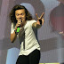 Harry Styles JATUH dari panggung saat konser One Direction