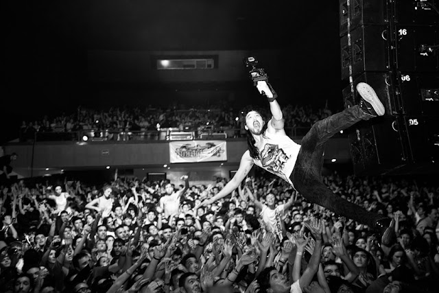 steve aoki stage dive fail
