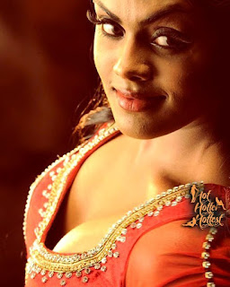 Karthika Nair hot cleavage images