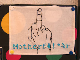 Broderi af fuckfinger. Bandeord.