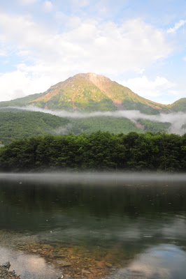 早朝の大正池から見た焼岳
