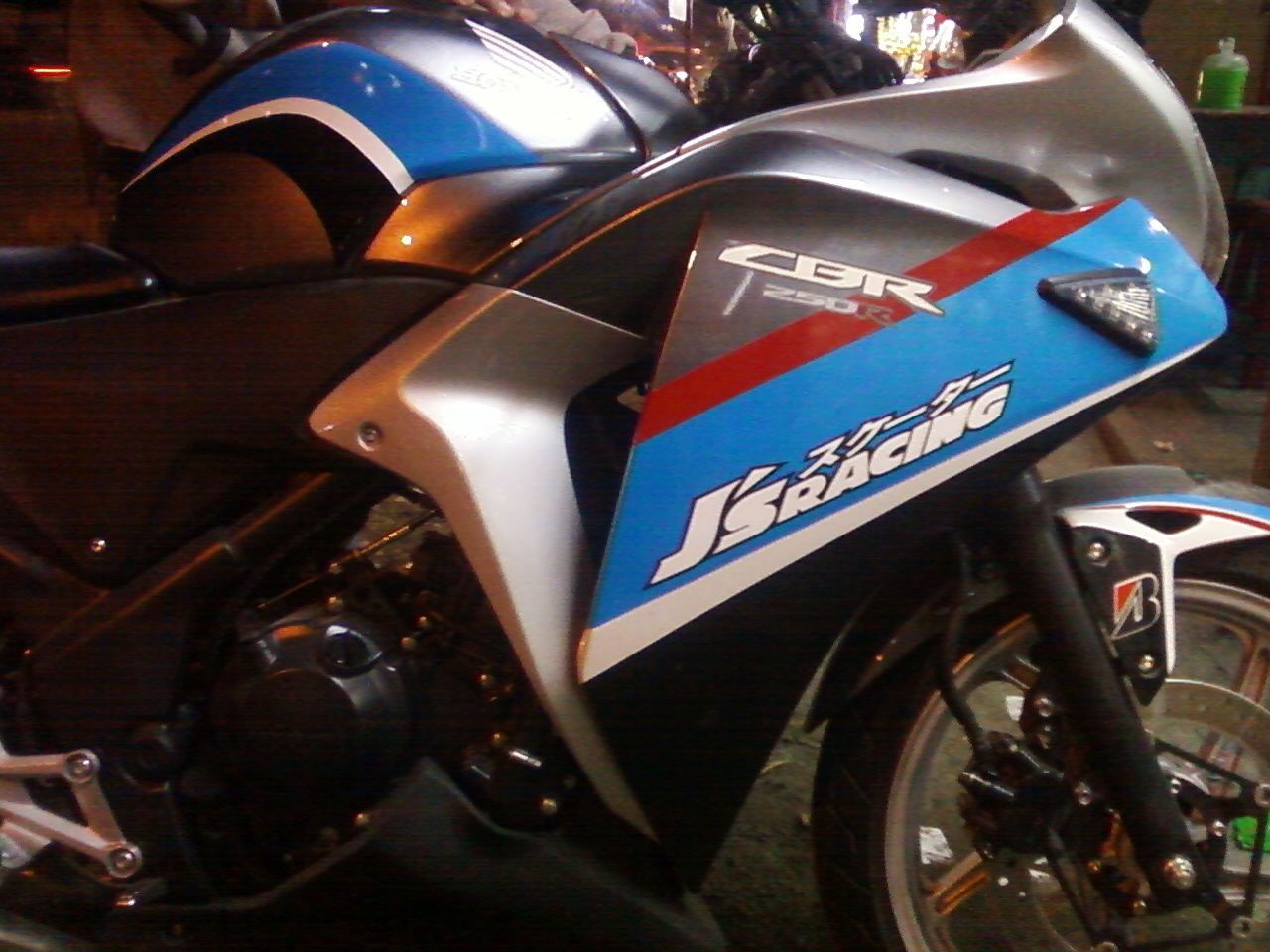 GAMBAR FOTO Cutting sticker cbr 250  Oto Trendz