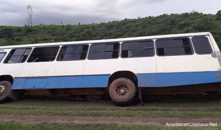 Autobús inclinado a punto de caer