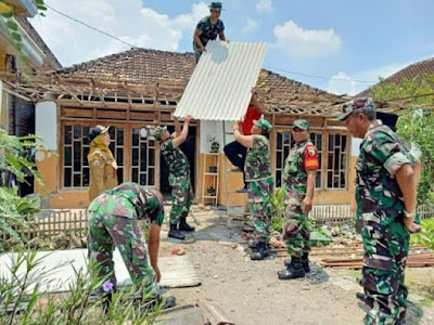 Danramil 0817/10 Benjeng Kapten Inf Ahmad Salami serta Kepala desa Sedapur klagen