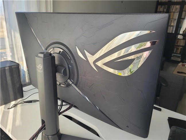 Bagian belakang ASUS ROG Strix XG32UQ terlihat bagus