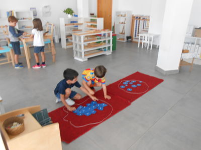 Niños jugando en aula montessori