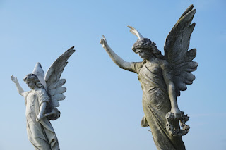 statuie cu doi îngeri - foto de Gavin Allanwood - unsplash.com