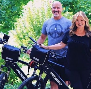 Tom Vitale & his wife Valerie Bertinelli with bicycle