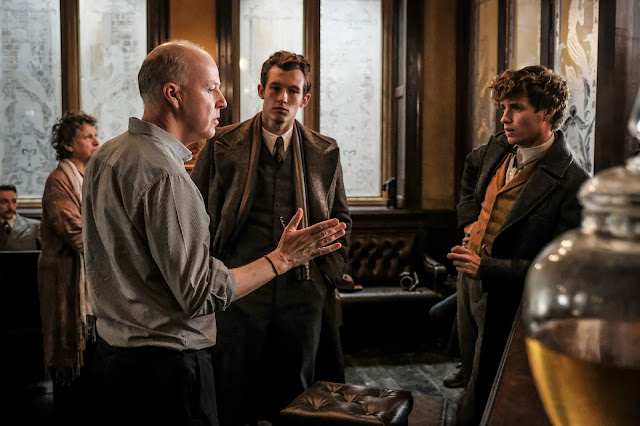 Irmãos Scamander e o diretor David Yates aparecem em nova foto de bastidores | Ordem da Fênix Brasileira