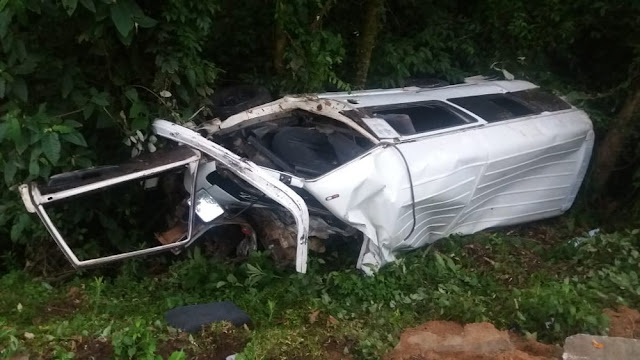 Motorista morre em acidente entre van e caminhão na PR-092