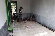 Satgas TMMD bersama Warga Lanjutkan Pasang Keramik Di rumah Yusnidar