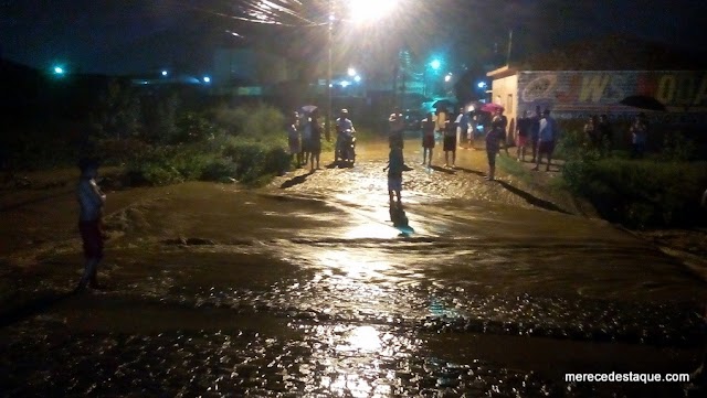 Santa Cruz do Capibaribe tem chuva volumosa na noite desta sexta-feira (22)