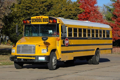 اللون الأصفر لحافلات المدارس