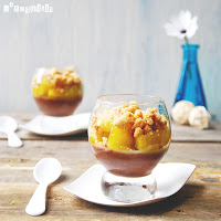 Vasitos con crema de chocolate, compota de mango y crumble