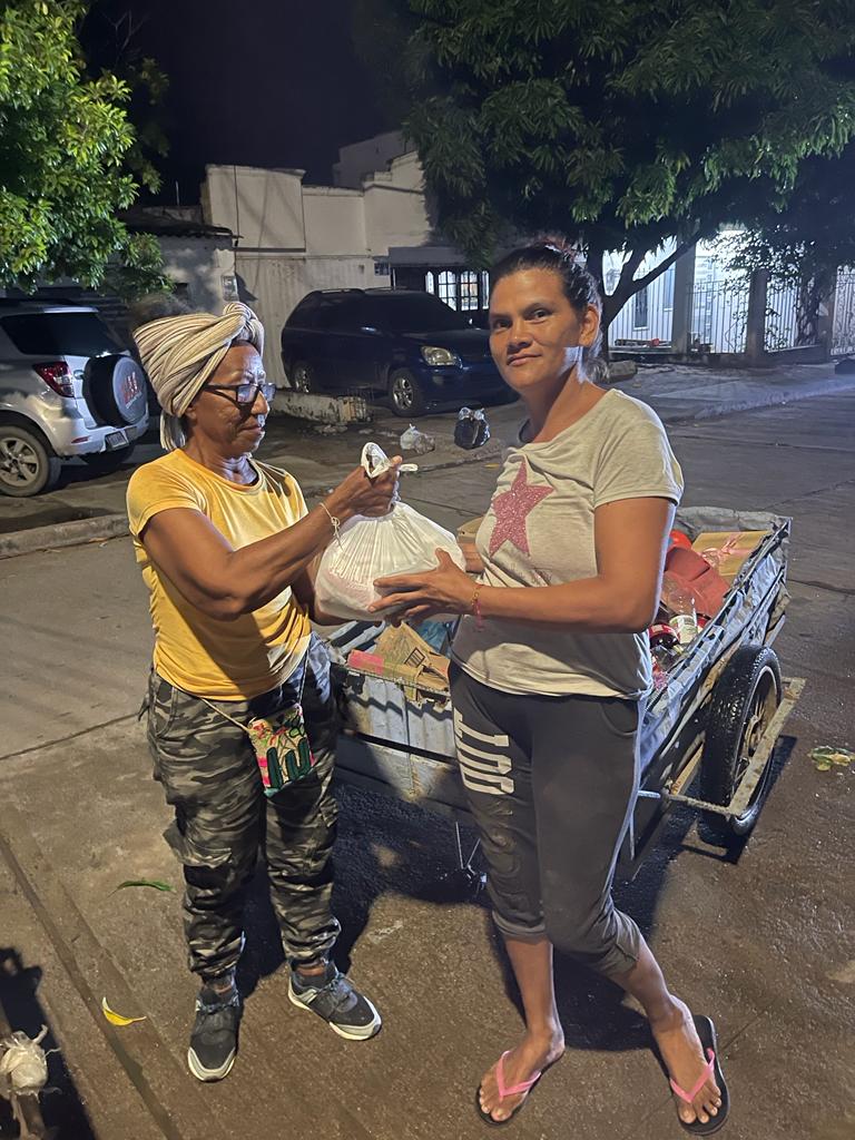 https://www.notasrosas.com/Sonia Marina Bermúdez, de la Fundación 'Gente Como Uno', entrega mercados a 120 familias vulnerables de Riohacha