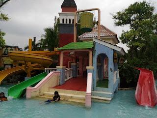 Berenang di Venetian Water Carnaval Bekasi