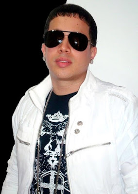 Foto de De la Ghetto con lentes