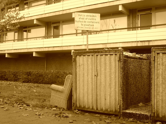 Het is verboden afval of vuilnis buiten de containers te plaatsen. Bonzart Ampel: SEP. Foto: Robert van der Kroft, november 2017