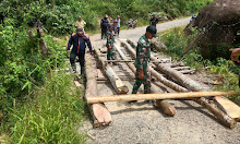Pasca Longsor JIPP, Satgas Pamtas Yonif 645/Gty Bersama Warga Bangun Jembatan Darurat