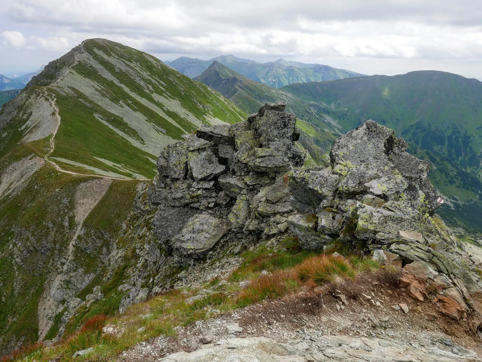 tatry, tatry zachodnie, tatry blog, tatry zachodnie blog, tatry słowacja, tatry słowacja blog, tatry dla początkujących, tatry dla zaawansowanych, szlaki w tatrach dla początkujących, szlaki w tatrach dla średniozaawansowanych, główna grań tatr, tatry zdjęcia blog, tatry latem, tatry latem blog, tatry opis szlaku, Salatín, Baníkov, Hrubá kopa, Plačlivé, Ostrý Roháč, Volovec, Rákoň, Salatyn, Banówka, Rohacz Płaczliwy, Rohacz Ostry, Wołowiec, Rakoń, Rohacka dolina, rohacki kon, orla perć tatr zachodnich, słowacka orla perć