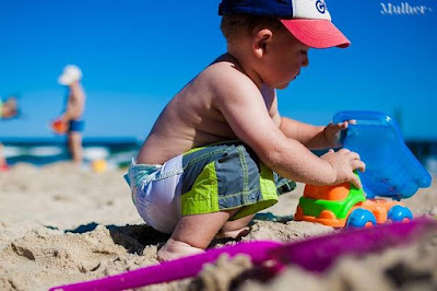 criança na praia