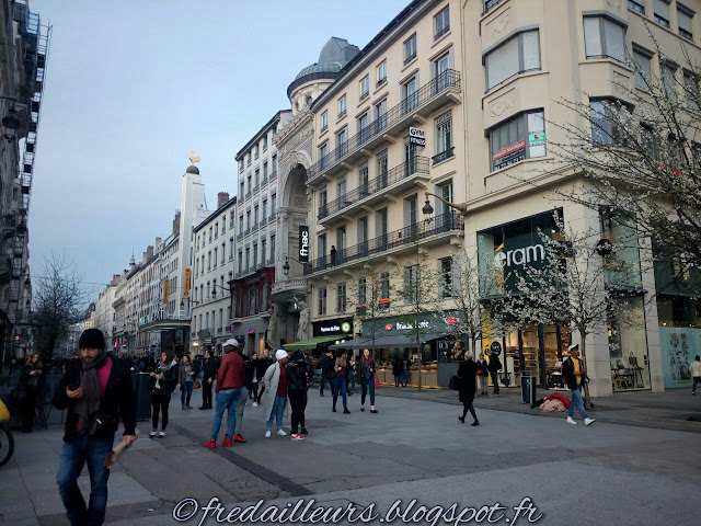 Lyon, rue de la République coq cinéma Pathé