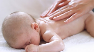 Cách hạ sốt cho trẻ sơ sinh nhanh nhất bằng cách massage lá lô hội