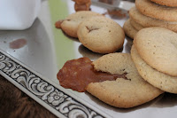 http://zahnfee-im-zuckerrausch.blogspot.de/2012/02/caramellcookies-kennt-ihr-noch-das.html