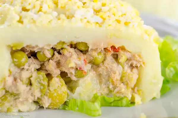 Ensaladilla en rollo de puré de patatas