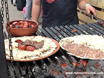 Tlayudas de Oaxaca con Chorizo y Tasajo, en  Comali Fetival de la Cocina Mexicana