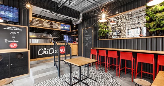 LINGKAR WARNA: Desain interior unik kafe kontainer