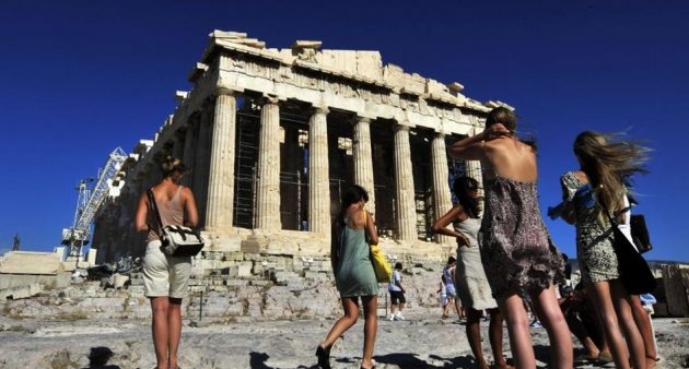 Χτύπημα κάτω από την μέση για τον ελληνικό τουρισμό από τη Βρετανία: «Ύπουλη» ταξιδιωτική οδηγία